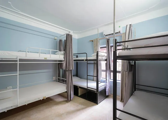 Fancy Backpackers Hotel 2*